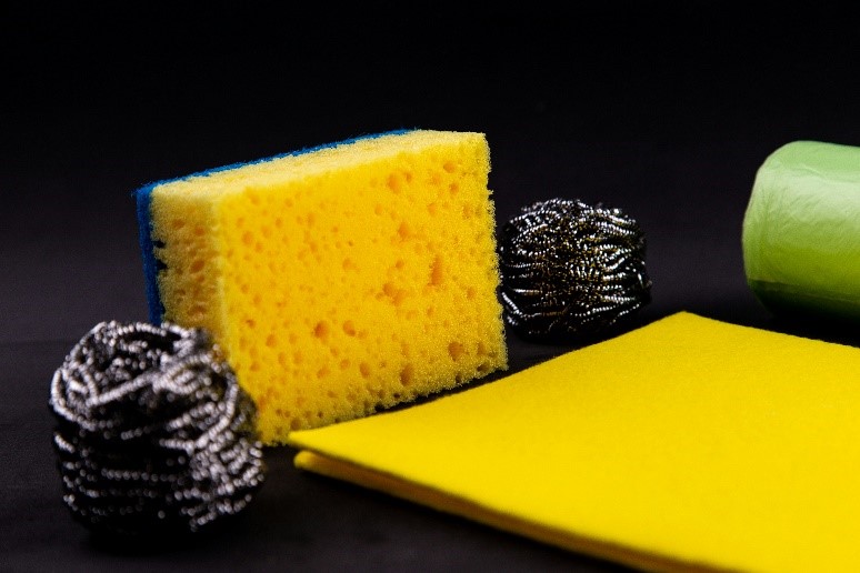 A yellow sponges and a yellow sponge

Description automatically generated